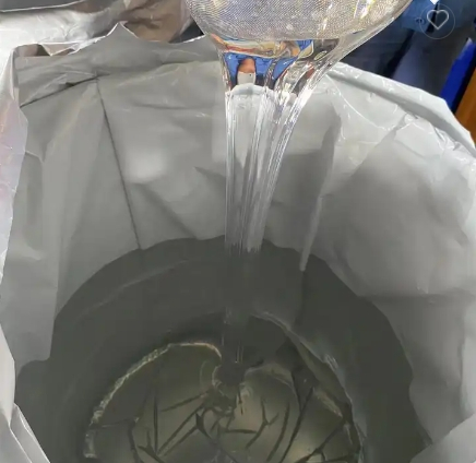 Подходит для приклеивания к широкому спектру поверхностей. Полимерный клей и герметик MS.