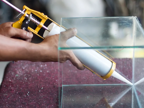 Waterproof aquarium-silicone-sealant in use on fish tank_853_640.png